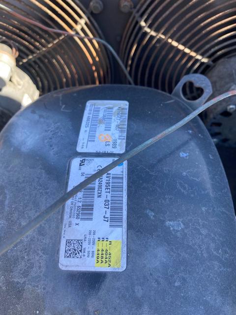 Compressor AVT95ET-037-J7. Gas compatibility label.