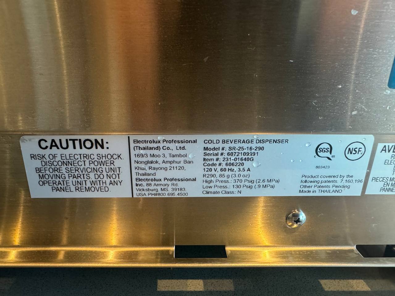 The Electrolux Professional nameplate: Crathco cold beverage dispenser, Model SR-25-16-290, R290 refrigerant.